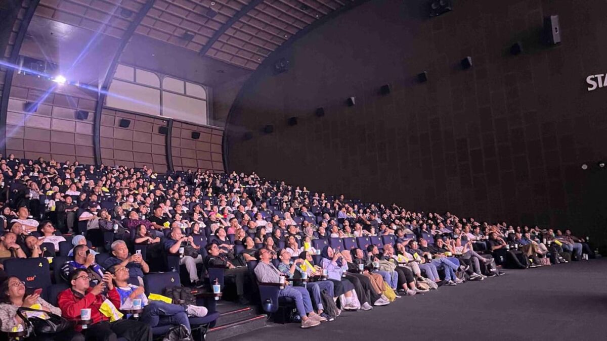 PENONTON -- Para penonton tampak begitu antusasias menikmati tayangan film yang dihadirkan 'Secinta Itu Sama Sinema' yang dipersembahkan Telkomsel melalui MAXStream Studios.

