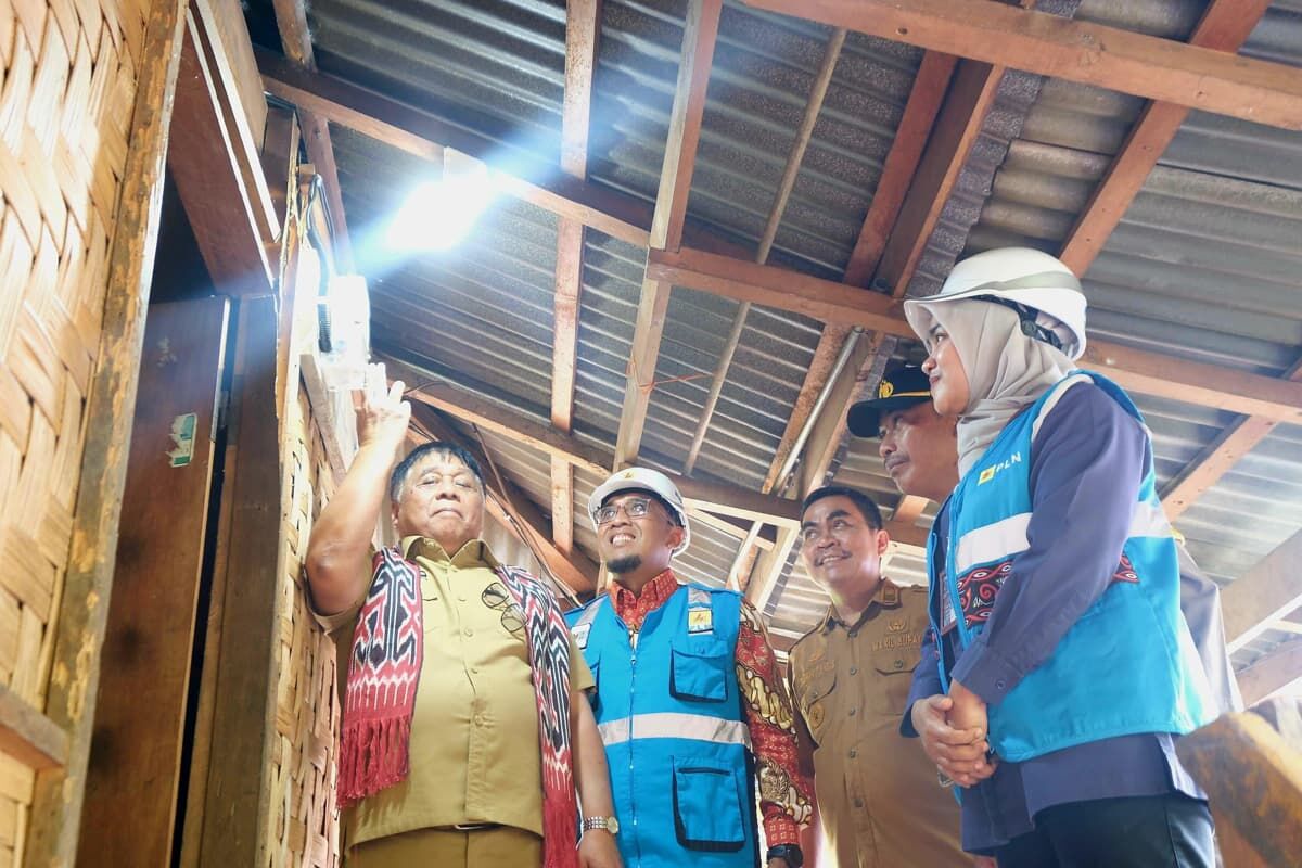 PENYALAAN -- General Manager PLN UID Sulselrabar, Budiono (dua dari kiri) mendampingi Bupati Tana Toraja, Theofilus Allorerung beserta jajaran stakeholder Kabupaten Tana Toraja menyalakan listrik 14 desa yang tersebar di Kabupaten Tana Toraja. 
