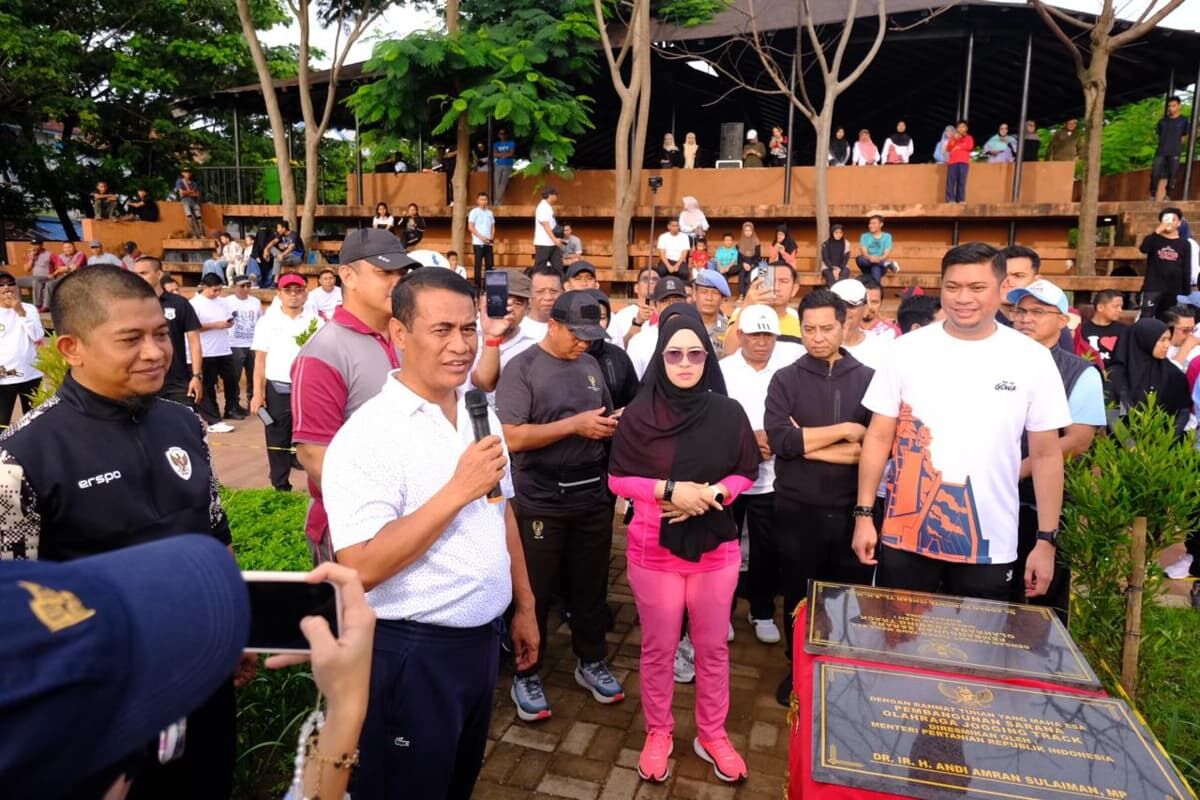 IST
PERESMIAN -- Mentan RI, Andi Amran Sulaiman bersama Bupati Gowa, Adnan Purichta Ichsan dan Husniah Talenrang saat rangkaian peresmian area jogging track Gowa. 
