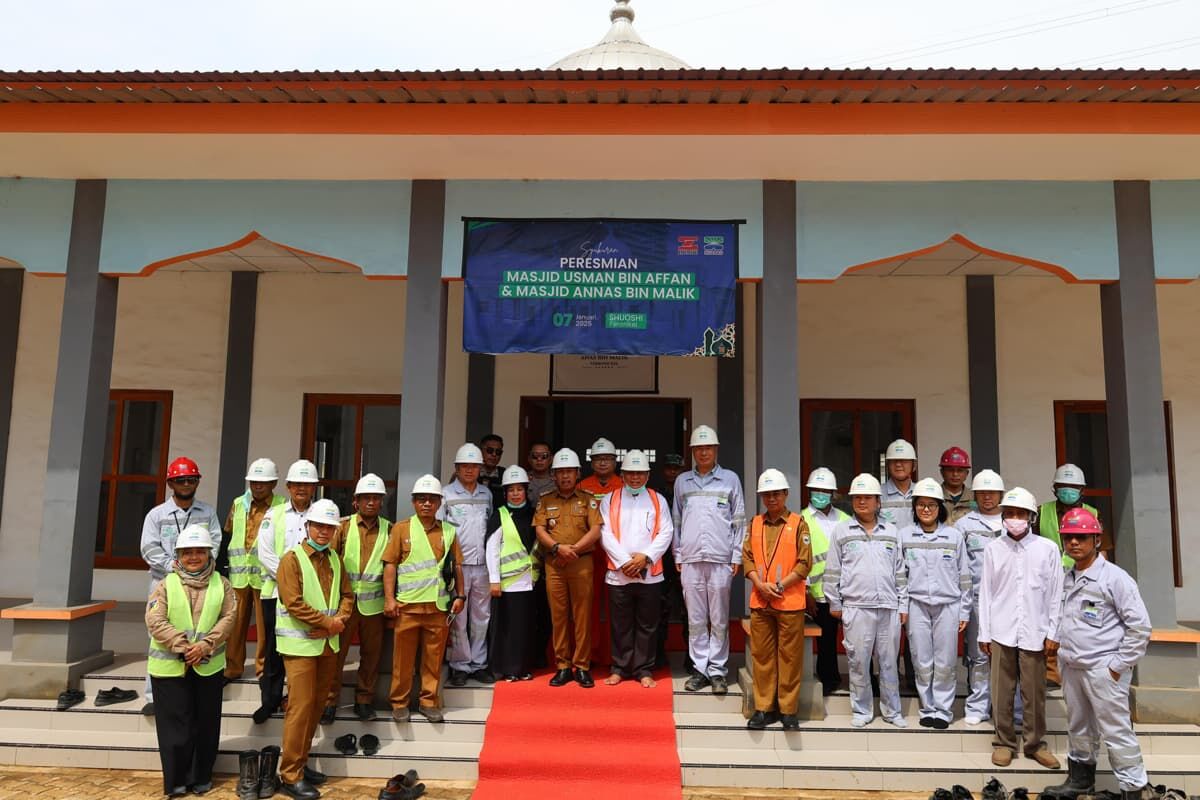 PERESMIAN -- Pj Bupati Morowali, Yusman Mahbub (tengah) bersama staf dan para pimpinan dan manajemen Huabao Indonesia, usai meresmikan dua masjid di dalam kawasan industri Huabao Indonesia.
