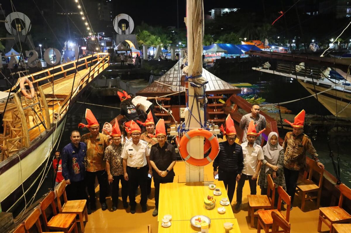 ist
MENJAMU--Wali Kota Makassar Moh Ramdhan Pomanto menjamu Menteri Kebudayaan RI Fadli Zon dalam kunjungan kerjanya di Kota Makassar, Rabu malam (15/1).  
