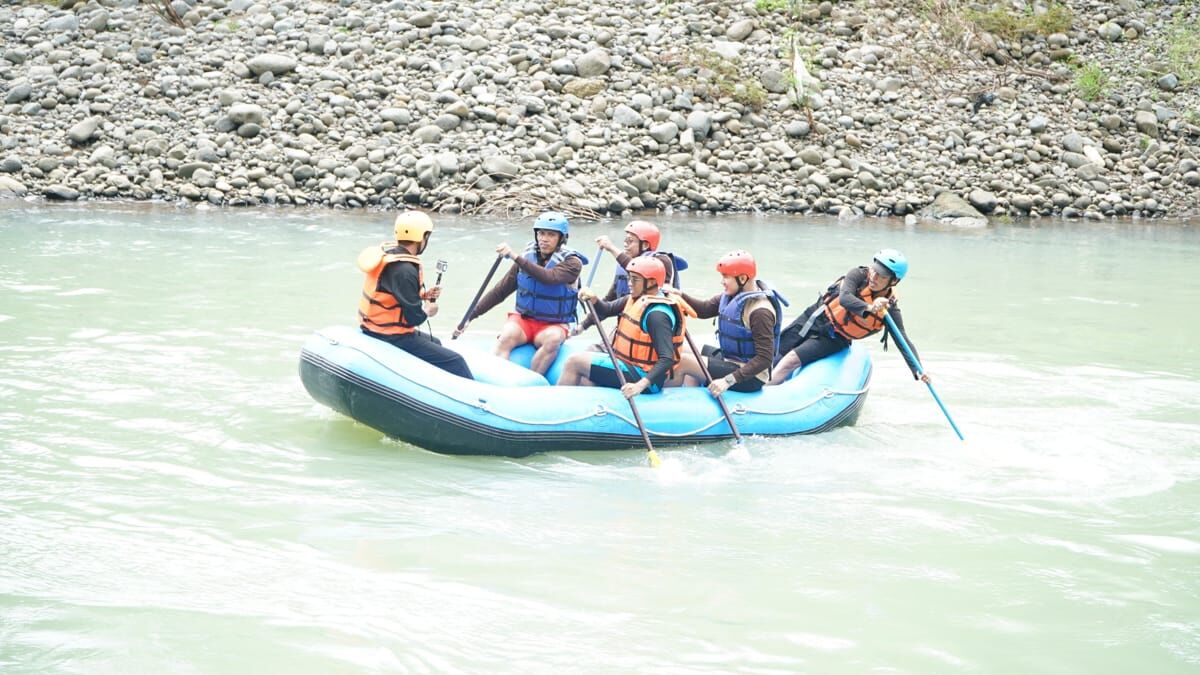 RAFTING -- General Manager PT PLN (Persero) UID Sulselrabar, Budiono,  bersama anggota Tim Reaksi Cepat melakukan Rafting. Sekaligus mencoba melakukan percobaan evakuasi penyelamatan dalam air.

