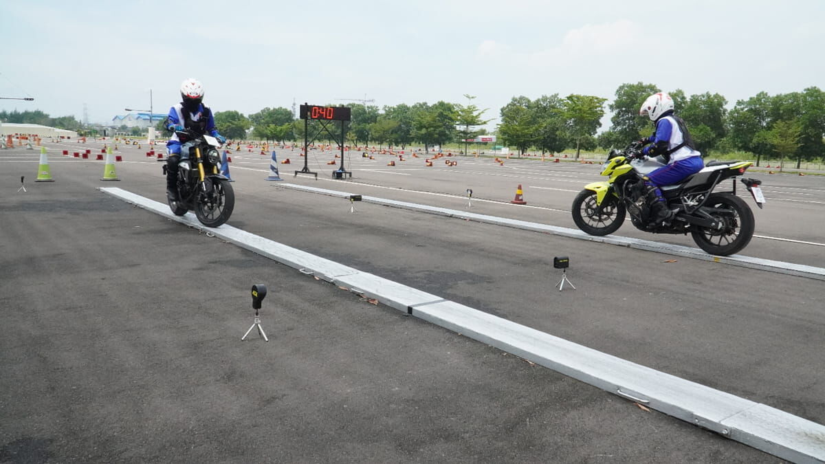 SAFETY RIDING -- Tim Safety Riding Honda sedang menunjukkan kebolehannya mengendarai sepeda motor Honda dalam rangka lomba Safety Riding yang akan dihelat di Honda Safety Riding Park.
