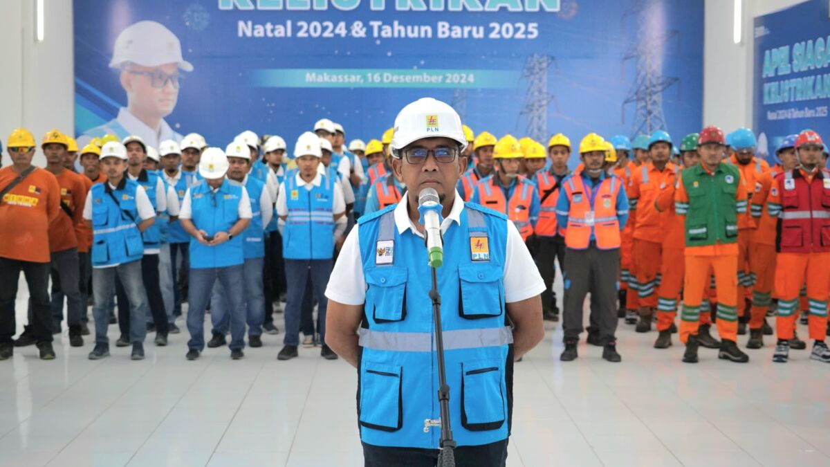 SIAGA -- General Manager PLN UID Sulselrabar, Budiono, memimpin apel siaga kelistrikan di kantor PLN Unit Pelaksana Pelayanan Pelanggam (UP3) Makassar Selatan.
