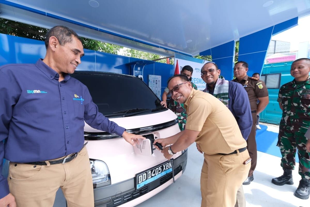 SPKLU -- General Manager PT PLN (Persero) UID Sulselrabar, Budiono (tengah) saat mendampingi Asisten Perekonomian dan Pembangunan Setda Pinrang, Abdul Rahman Mahmud mewakili Pj bupati Pinrang melakukan peresmian infrastruktur SPKLU di Kabupaten Pinrang. 

