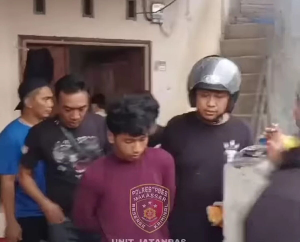 WARKOP -- Tiga pelaku penyerangan Warkop di Jalan Ade Irma diamankan di Mapolsek Tallo. Enam orang lagi saat ini masih dalam pengejaran. 
