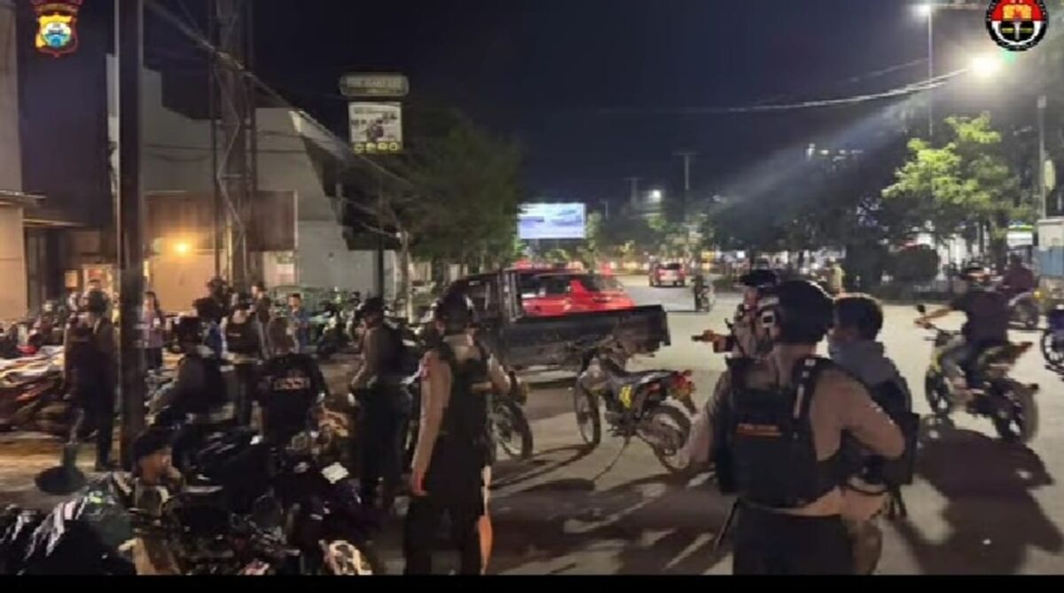 GANGGUAN -- Personel Polrestabes Makassar melaksanakan patroli gangguan Kamtibmas di wilayah hukum Polrestabes Makassar. 
