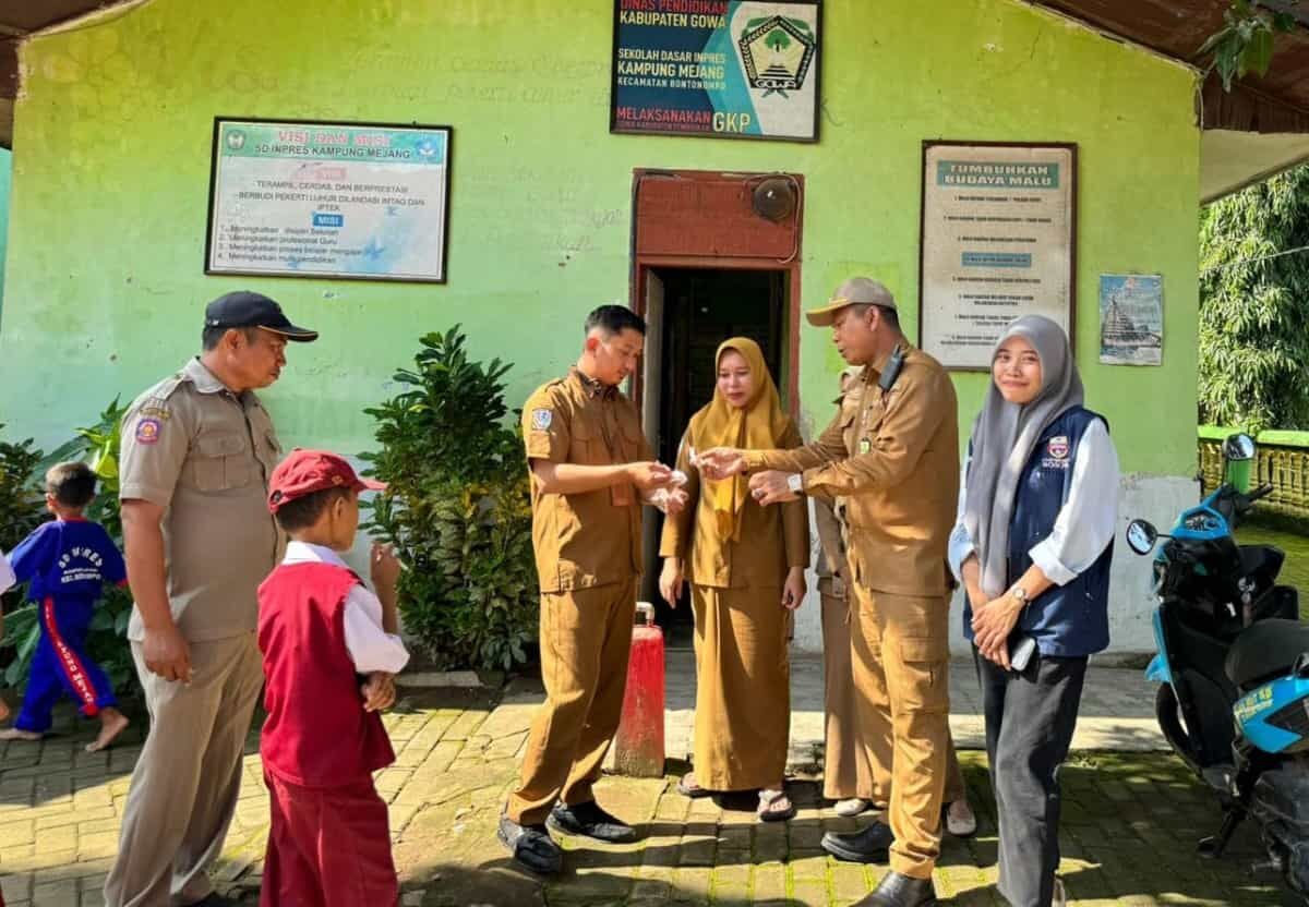 IST
PSN -- Tim Puskesmas bersama para mahasiswa KKN Unibos dipimpin Lurah Bontonompo, Syarifuddin Tompo (dua dari kanan) saat melakukan PSN di SDN Bontonompo. 
