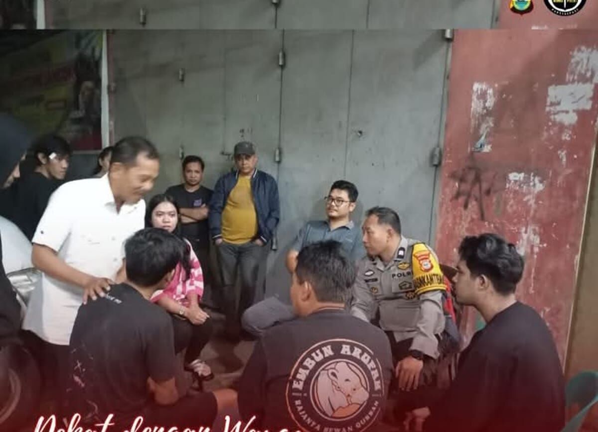 KAMTIBMAS -- Personel Bhabinkamtibmas Polres Pelabuhan Makassar berdialog dengan warga melalui patroli dan operasi gangguan Kamtibmas di wilayah hukum Polres Pelabuhan Makassar. 
