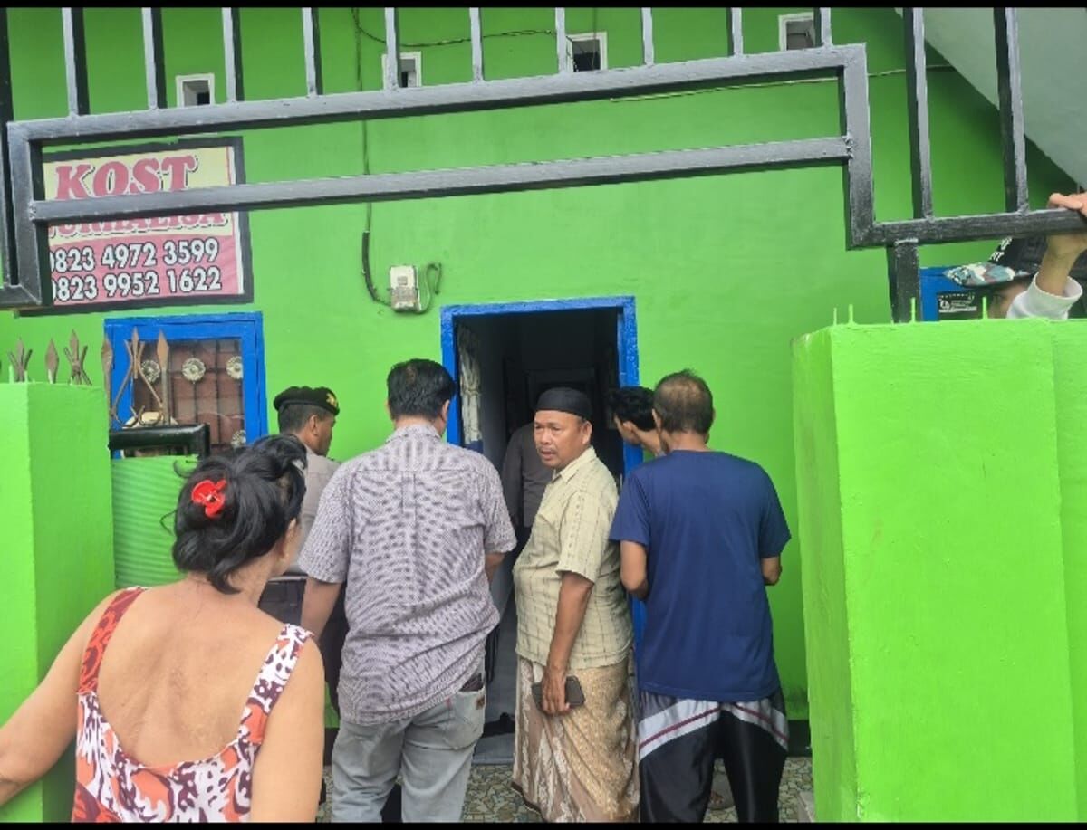 SELINGKUH -- Personel kepolisian dari Polsek Mariso yang mendatangi rumah tempat selingkuhan untuk mengamankan bersangkutan ke Polsek Mariso. 
