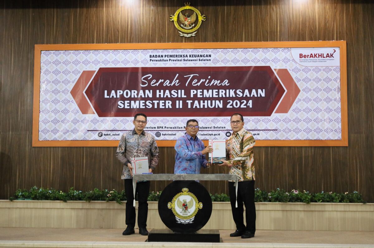 IST
TERIMA LHP-Wali Kota Makassar Moh Ramdhan Pomanto menerima LHP Kinerja dan Pemeriksaan Kepatuhan dari Kepala BPK Perwakilan Provinsi Sulsel Amin Adab Bangun di Auditorium BPK Sulsel, Kamis (9/1).