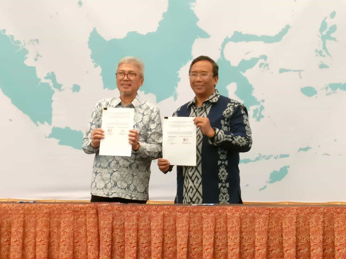 KERJA SAMA -- Direktur Utama PLN Insurance, Moch Hirmas Fuadi (kiri) dengan Dirjen Pelayanan Kesehatan Kemenkes RI, dr Azhar Jaya, menunjukkan naskah kerja sama yang telah ditandatangani di antara kedua belah pihak.