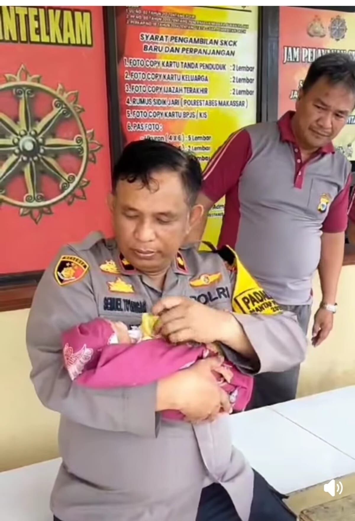 PENEMUAN -- Kapolsek Manggala, Kompol Semuel To'Longan menggendong bayi tersebut sebelum diserahkan ke Puskesmas Antang Perumnas, Makassar. 

