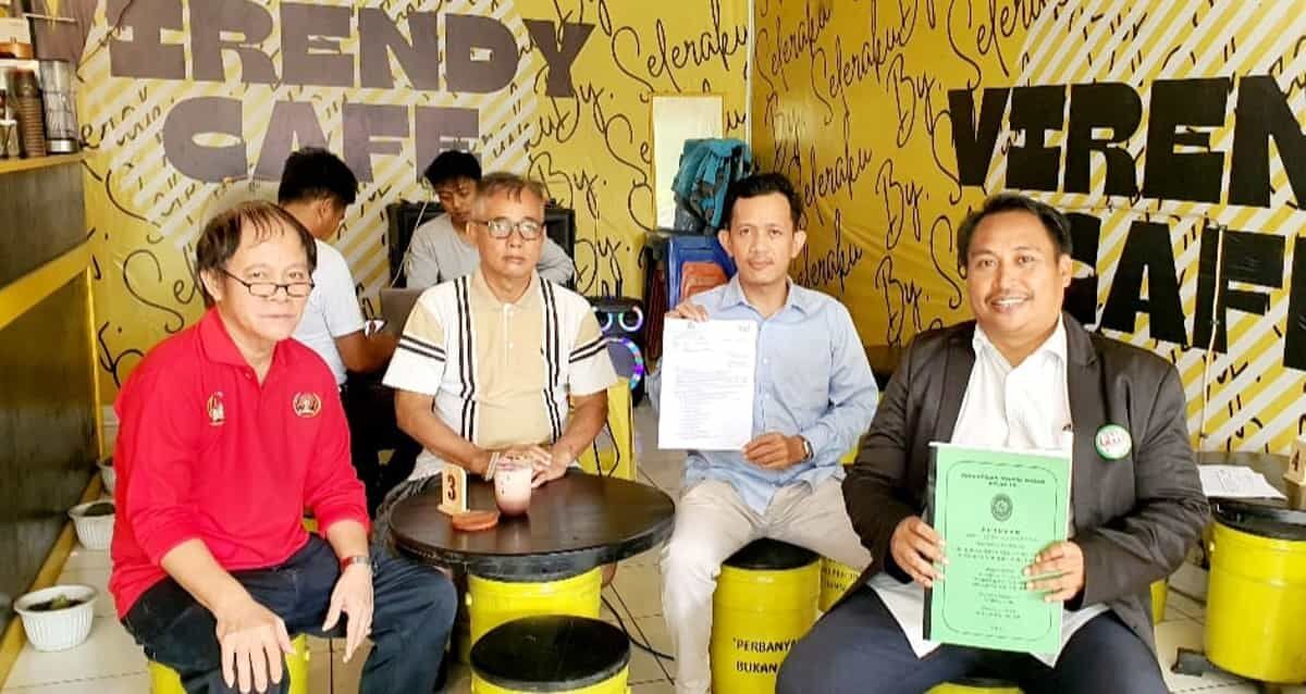 KETERANGAN -- James Wehantouw, ayah almarhum (dua dari kiri), Virendy Marjefy Wehantouw,  saat memberi keterangan kepada wartawan.
