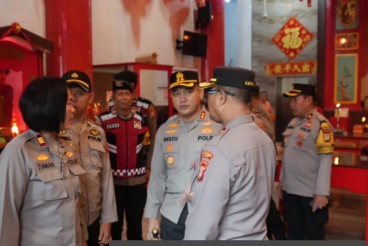 IST
PENGAMANAN -- Kapolres Pelabuhan Makassar, AKBP Restu Wijayanto  bersama jajarannya meninjau kesiapan pengamanan di sejumlah Klenteng di Jalan Sulawesi dan sekitarnya.
