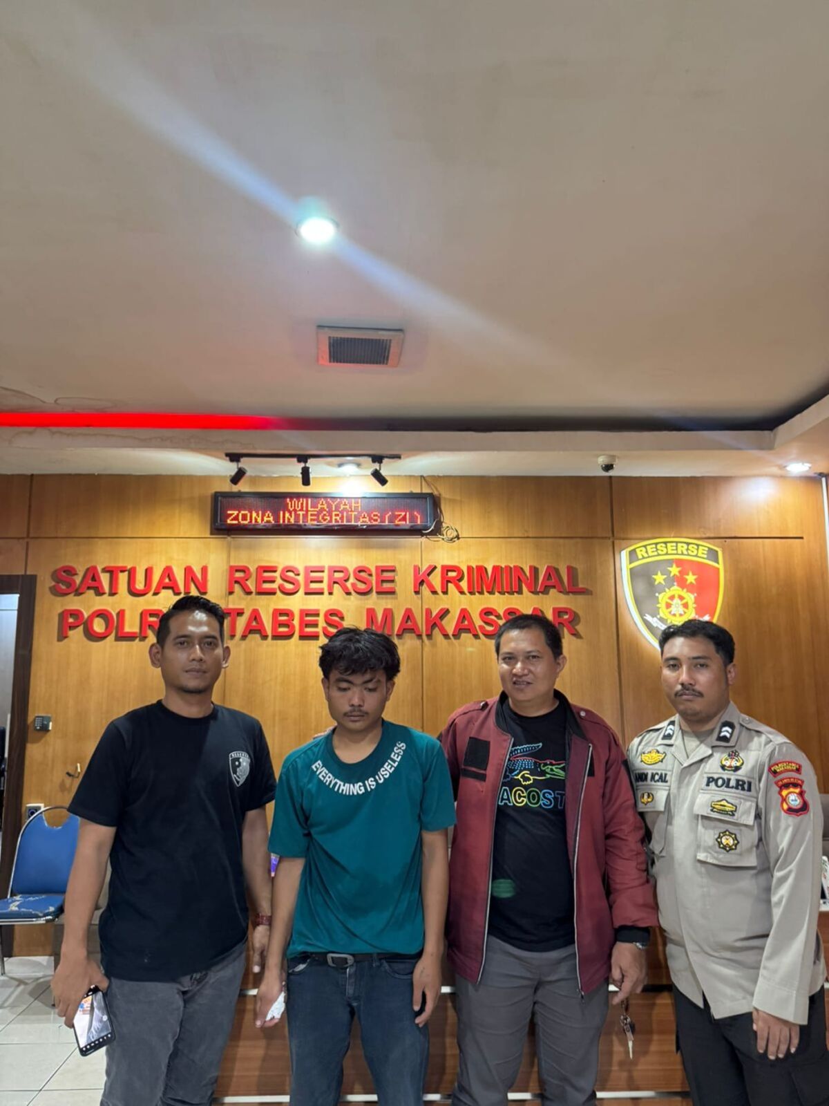 AMANKAN -- Ferdi (dua dari kiri) hanya bisa tertunduk setelah berhasil diamankan personel Satreskrim Polrestabes Makassar.
