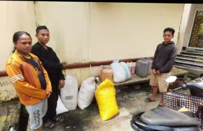 BALLO -- Ratusan liter miras jenis ballo diamankan di Polsek Manggala-Polrestabes Makassar melalui operasi Cipkon di wilayah hukum Polsek Manggala. 
