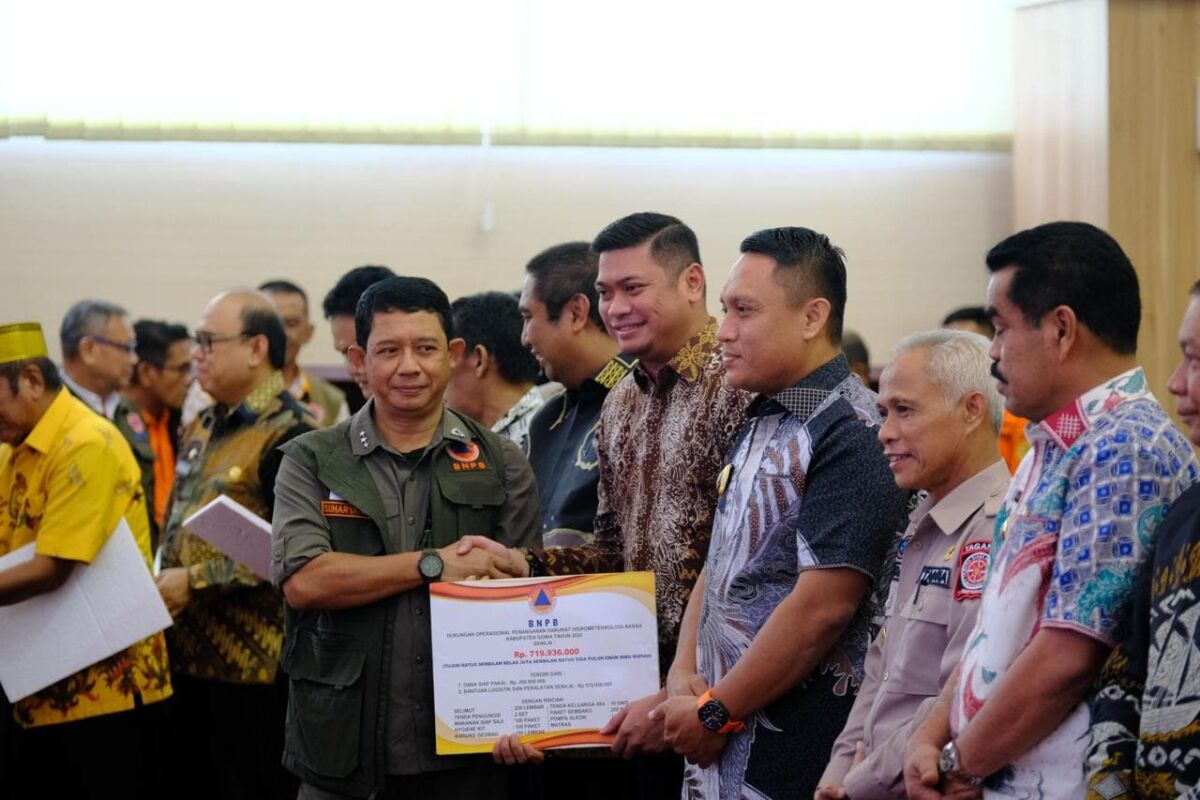IST
BANTUAN -- Bupati Gowa, Adnan Purichta Ichsan, satu di antara belasan kepala daerah yang menerima bantuan tanggap darurat dan siaga darurat. 
