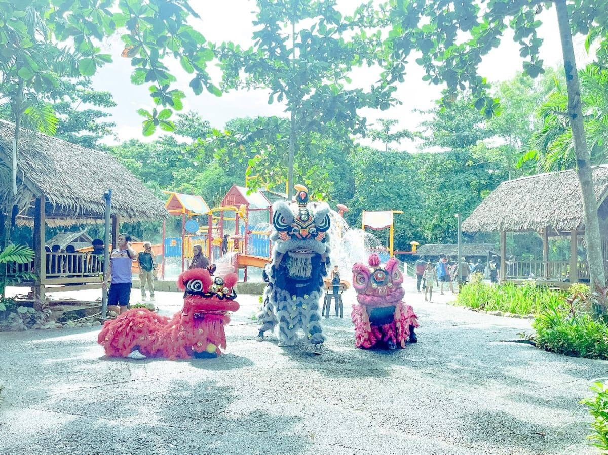 BARONGSAI -- Parade Barongsai di kawasan Bugis Waterpark Adventure siap memberikan hiburan menarik bagi para pengunjung setianya.
