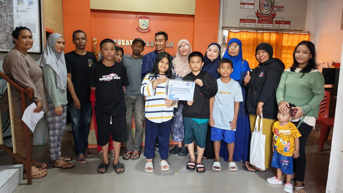 BEASISWA -- Koordinator Lapangan Astra, Wanny (tengah belakang) foto bersama warga Kelurahan Rappocini usai penyerahan secara simbolis Beasiswa Lestari Astra Kampung Berseri Astra Burasa Rappocini, Makassar.
