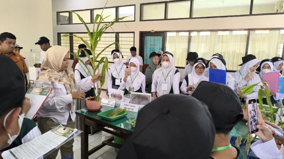 BELAJAR -- Para pelajar SMP Athirah Baruga mendengarkan dengan seksama penjelasan dari para guru pembimbing mereka.
