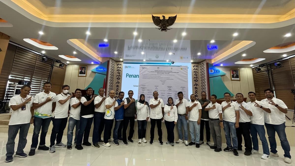 BULAN K3 -- General Manager PT PLN (Persero) UID Sulselrabar, Budiono (tengah) bersama tim manajemen dan karyawan PLN UID Sulselrabar usai melaksanakan Bulan K3 Nasional 2025.
