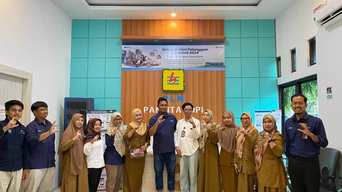 CHECK UP -- Petugas PLN ULP Panritalopi dan petugas Dinas Kedsehatan Bulukumba foto bersama usai gelaran Medical Cek-Up bagi karyawan dan mitra kerja, Selasa (21/1).
