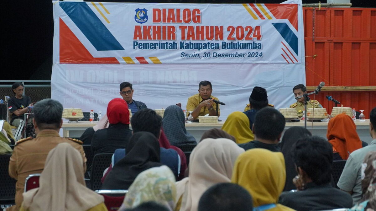 PAPARKAN -- Bupati Bulukumba Andi Muchtar Ali Yusuf dan Wabup Edy Manaf saat memaparkan berbagai kebijakan pembangunan selama lima tahun memimpin dan untuk kepemimpinannya lima kedepan melalui Dialog Akhir Tahun Lintas Tokoh dan Organisasi di Lantai 4 Gedung Pinisi Pemkab Bulukumba, Senin (30/12).

