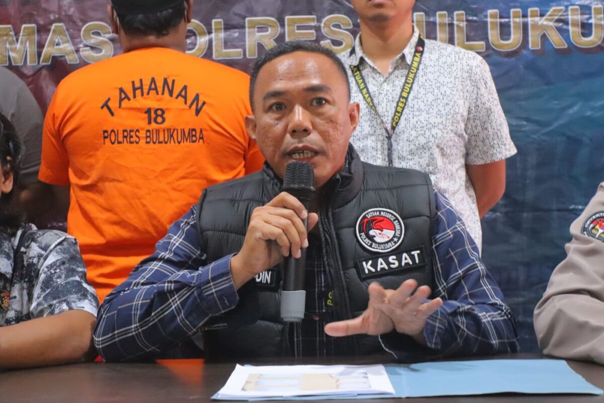 SEUMUR HIDUP -- Kasat Narkoba Polres Bulukumba AKP Syamsuddin saat memberikan keterangan pers dan tampak tersangka Rl tampak membelakangi kamera.  

