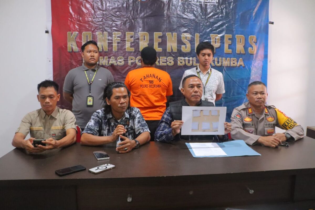 DISEL LAGI -- Personel Satres Narkoba Polres Bulukumba menangkap RL (45) dalam kasus sabu-sabu di Jalan Bandang Bulukumba, Rabu (8/1). Tersangka adalah seorang residivis narkoba yang belum lama ini keluar dari Lapas.
