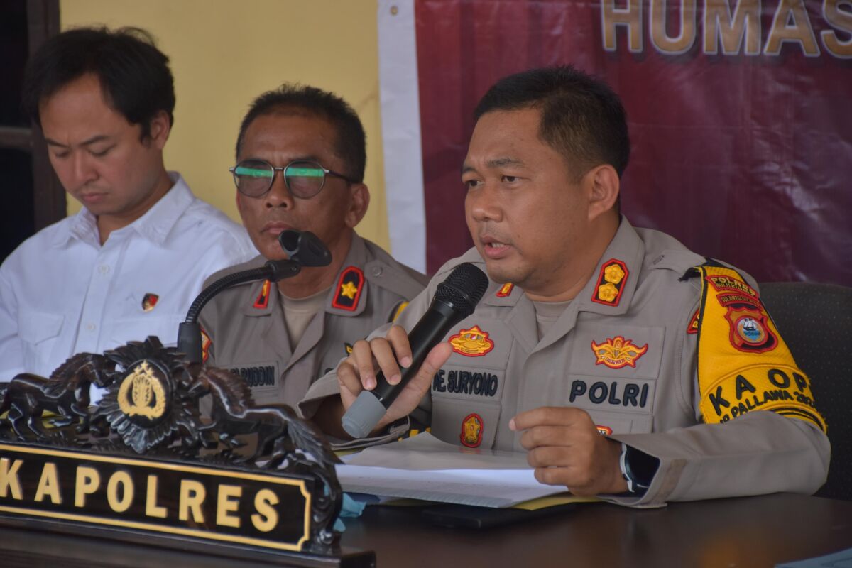 PAPARKAN KASUS -- Kapolres Bulukumba AKBP Andi Erma Suryono memimpin konferensi pers di depan ruang gelar perkara Satuan Reskrim, Mapolres Bulukumba, Selasa (31/12). Kapolres didampingi Kasat Reskrim AKP Aris Satrio Sujatmiko, Kasat Narkoba AKP Syamsuddin, Kasat Lantas AKP Muhammad Idris, Kasi Propam Iptu Andi Pannanrangi, serta Kasi Humas AKP H Marala.

