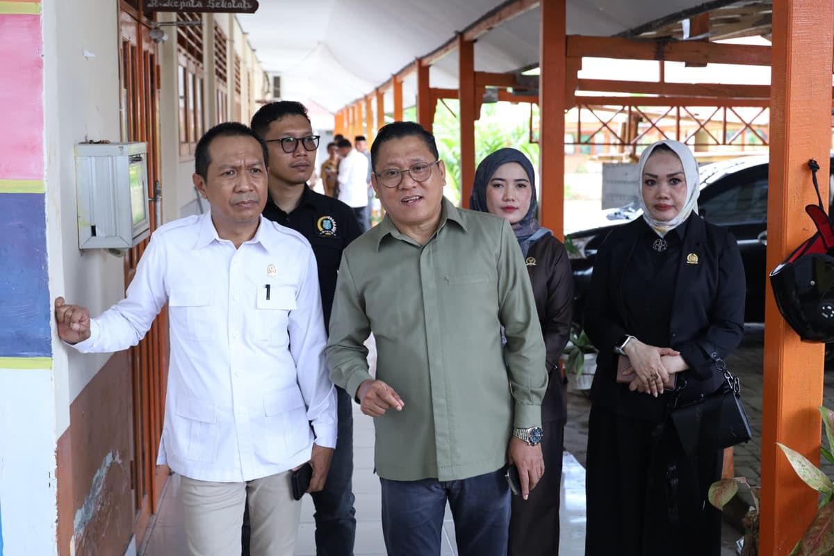 SIDAK -- Anggota DPRD Bulukumba melakukan Sidak kepada tiga sekolah yang menjadi lokasi uji coba Makan Bergizi Gratis di Kabupaten Bulukumba, Selasa (7/1)
