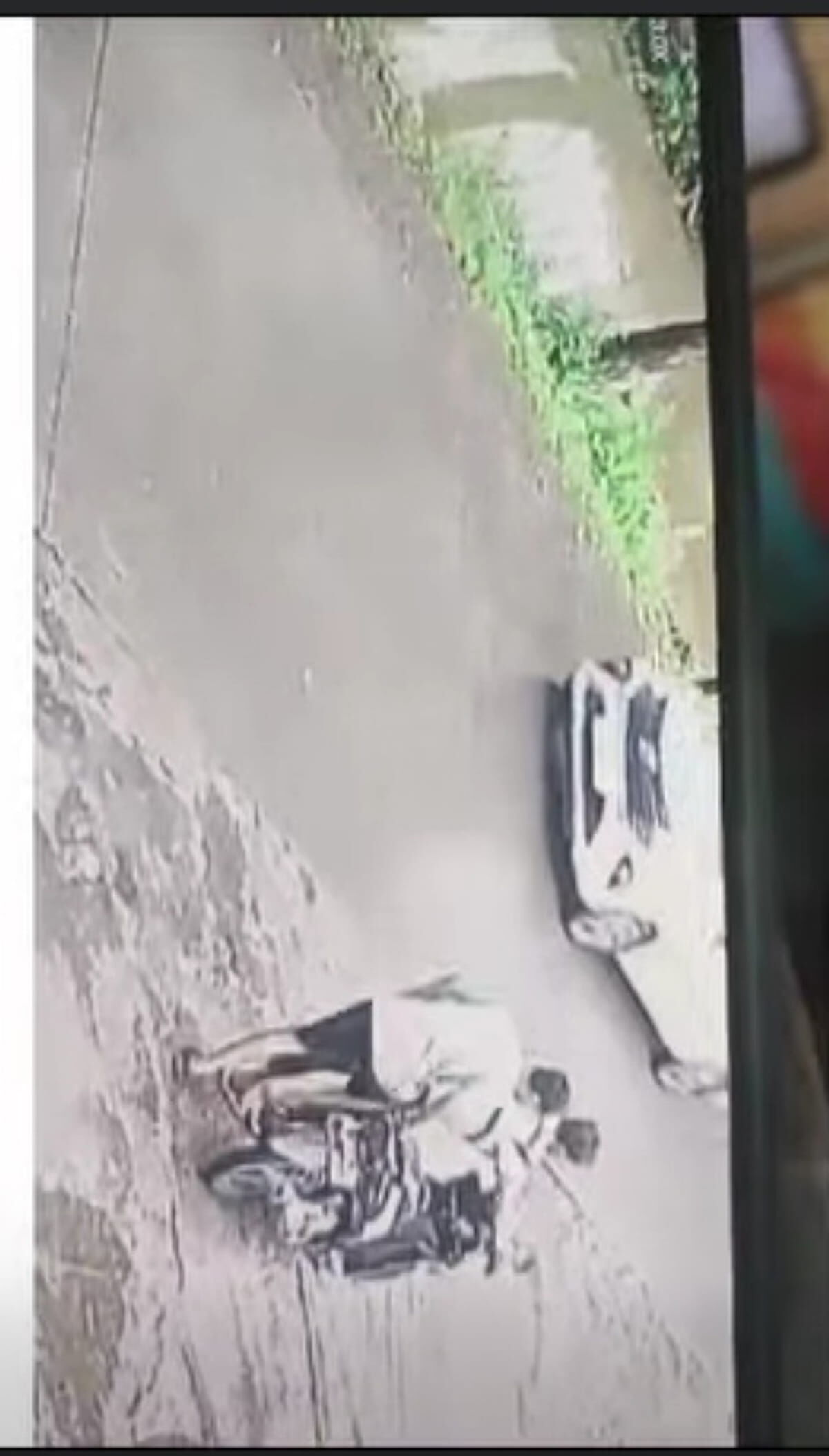 CURANMOR -- Pelaku terekam CCTV saat melakukan aksi menahan pengendara motor meminta tolong dibonceng. 
