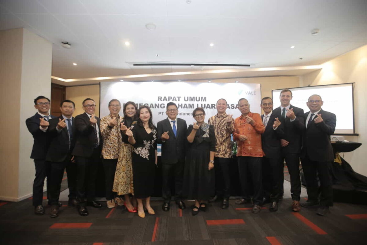 FOTO BERSAMA -- Presiden Direktur sekaligus CEO PT Vale Indonesia Tbk, Febriany Eddy (enam dari kiri) dan Komisaris Independen PT Vale, Retno Lestari Priansari Marsudi (enam dari kanan) bersama para Dewan Komisaris dan Dewan Direksi PT Vale foto bersama usai dilakukan RUPSLB.
