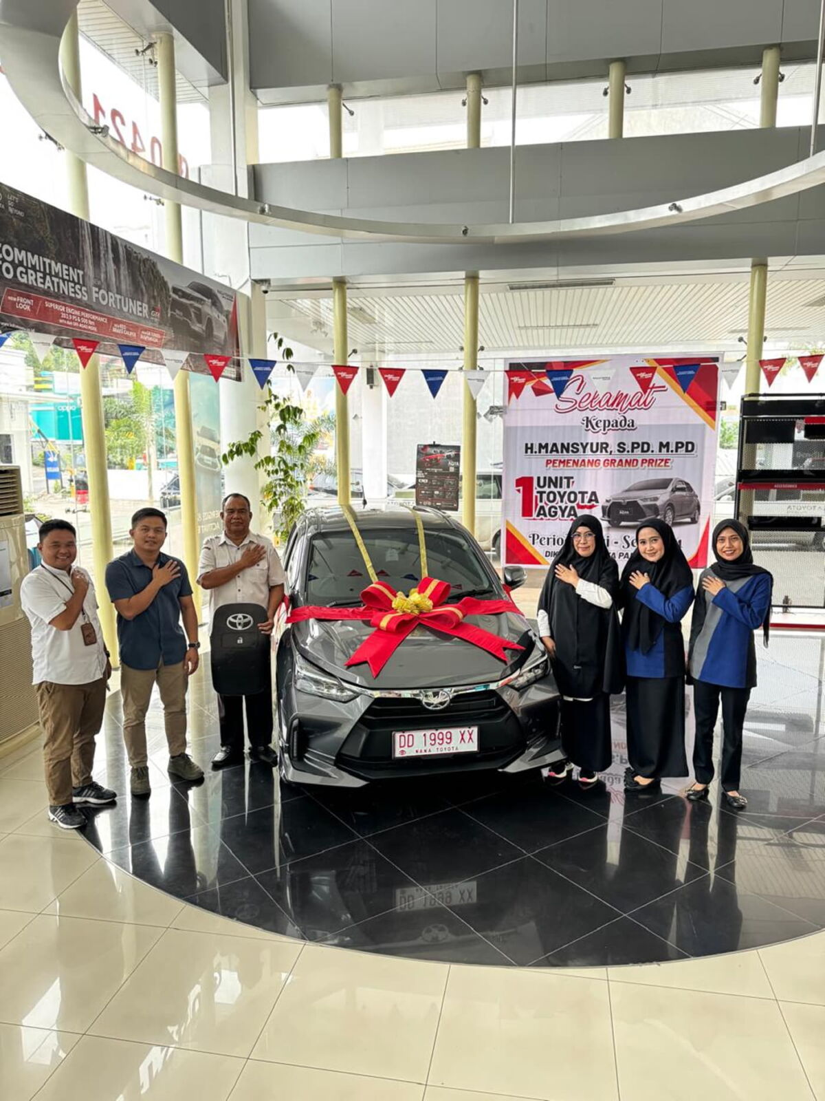 GRAND PRIZE -- H Mansyur (tiga dari kiri) forto bersama dengan para pimpinan Kalla Toyota Parepare usai penyerahan Grand Prize Toyota Agya.
