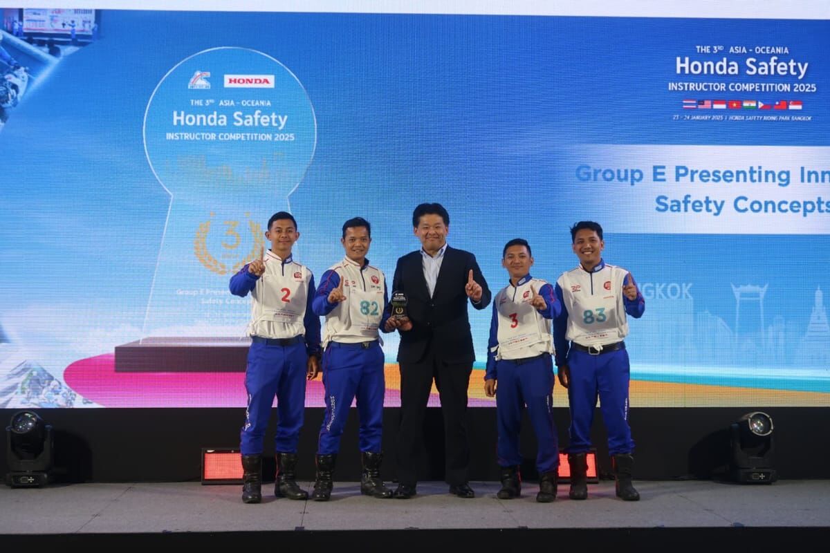 JUARA -- Para instruktur tim Safety Riding Astra Honda menunjukkan gelar juara yang berhasil mereka capai ditingkat Asia & Oceania.
