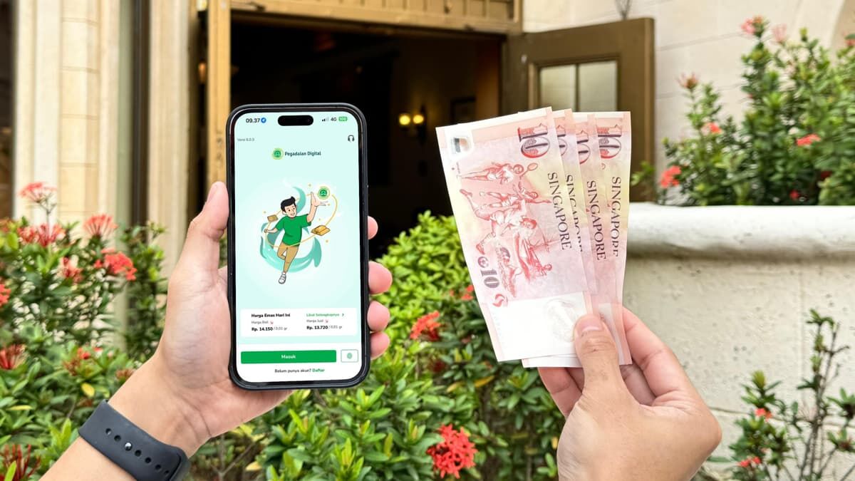 SAT SET -- Gaya Sat Set diperagakan seorang nasabah Pegadaian saat akan mengirimkan uang kepada salah seorang keluarganya secara digital.
