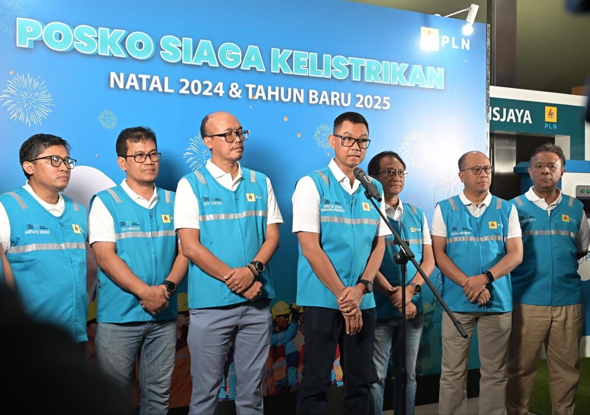 KONDISI KELISTRIKAN -- Kiri ke kanan: Direktur Perencanaan Korporat dan Pengembangan Bisnis PLN, Hartanto Wibowo, Direktur Manajemen Pembangkitan PLN, Adi Lumakso, Direktur Transmisi dan Perencanaan Sistem PLN, Evy Haryadi, Direktur Utama PLN, Darmawan Prasodjo, Direktur Distribusi PLN, Adi Priyanto, Direktur Manajemen Risiko PLN, Suroso Isnandar, dan Direktur Legal dan Manajemen Human Capital, Yusuf Didi Setiarto, melakukan konferensi pers terkait kondisi kelistrikan nasional di Kantor PLN UID Jakarta 
