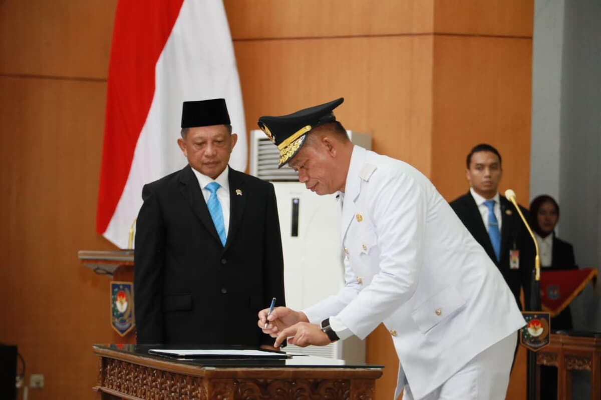 int
DILANTIK--Prof Fadjry Djufry resmi menjabat sebagai Penjabat Gubernur Sulsel. Ia dilantik Menteri Dalam Negeri Tito Karnavian, di Gedung Kemendagri, Jakarta, Selasa (7/1).
