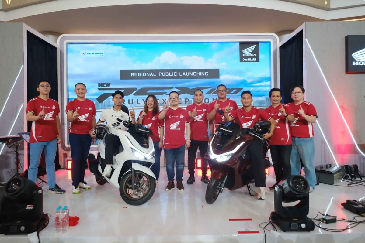 LAUNCHING -- Kepala Wilayah Asmo Sulsel, Thamsir Sutrisno (enam dari kanan) bersama para tim manajemennya saat melanching New Honda PCX160. 
