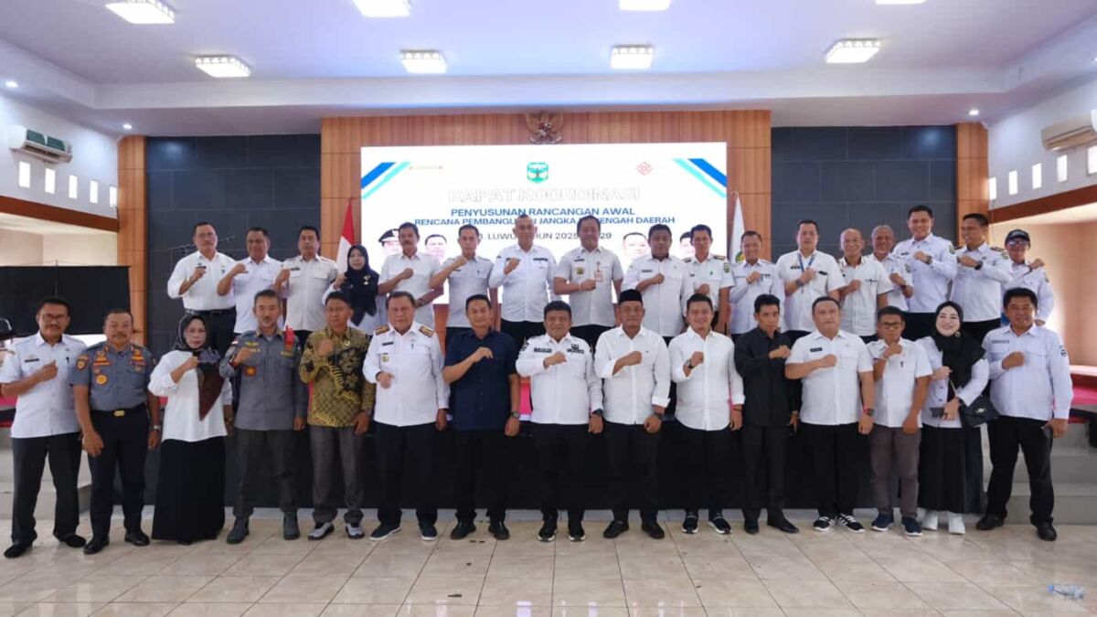 RAKOR -- Pj Bupati Luwu H Muh Saleh foto bersama usai memimpin acara Rakor penyusunan RPJMD Kabupaten Luwu 2025-2029 di Aula Andi Kambo Kantor Bupati Luwu, Rabu (15/1). 
