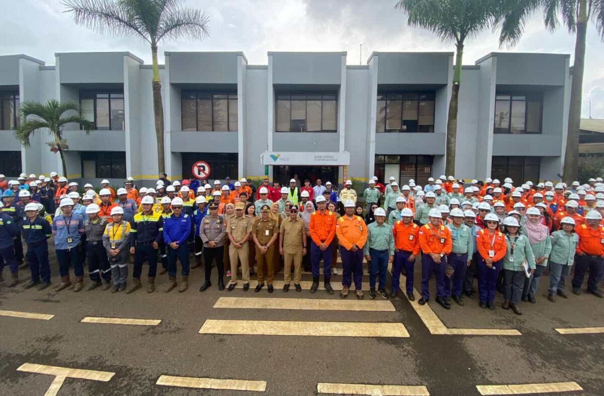 UPACARA -- Bupati Luwu Timur, H Budiman foto bersama usai memimpin upacara peringatan Bulan K3 Nasional Tahun 2025 tingkat kabupaten di Area Parkir Main Office, Plant Site PT Vale Indonesia, Tbk., Senin (13/1). 