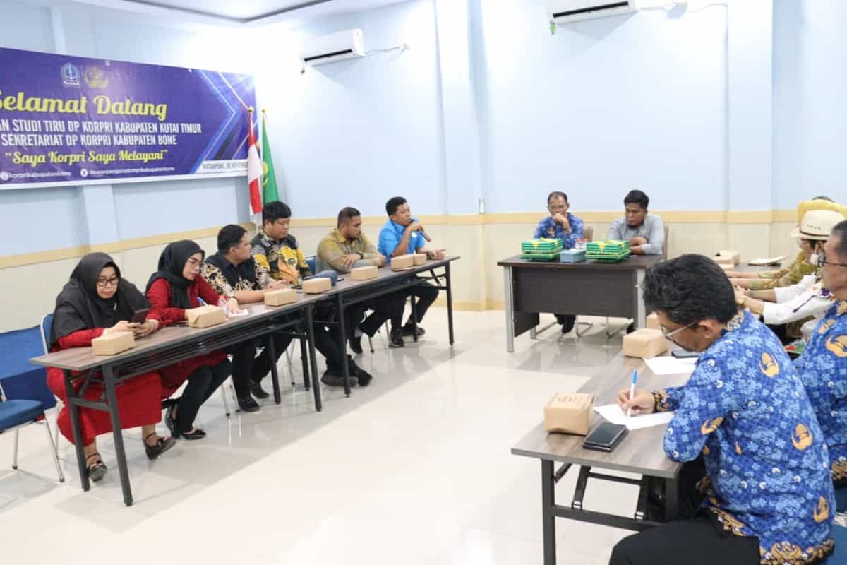 RUMAH ADAT -- Pemkab Lutim dan DPRD Luwu Timur kini melanjutkan langkah strategisnya ke Kabupaten Bone dalam rangka melaksanakan konsultasi pembangunan rumah adat.
