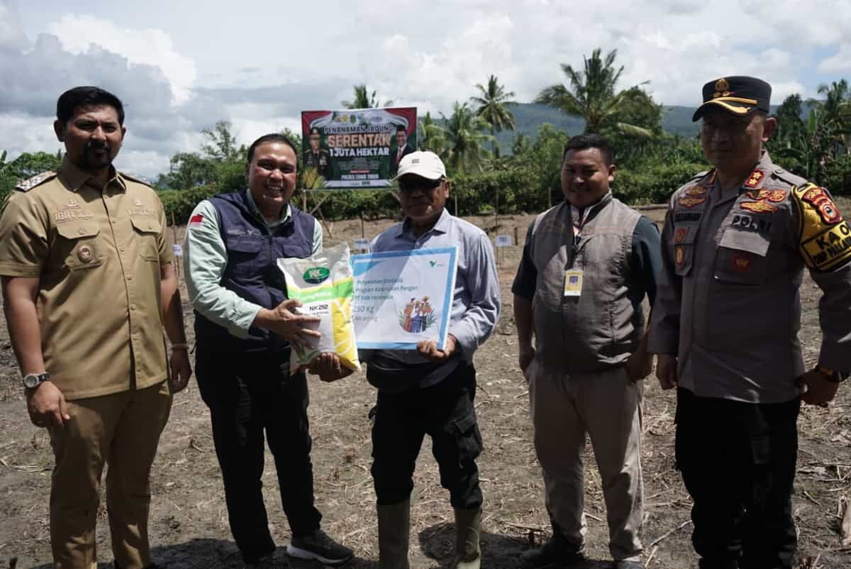 TANAM JAGUNG -- Wakil Bupati Luwu Timur, Mochammad Akbar Andi Leluasa menghadiri acara Tanam Jagung Serentak 1 Juta Hektar yang dilaksanakan secara daring dan luring di Dusun Pabeta, Selasa (21/1). 
