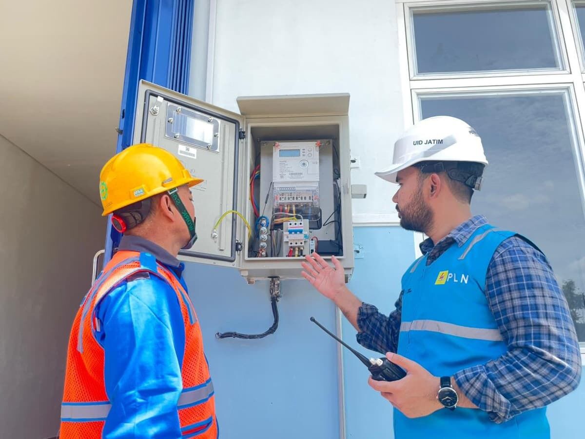 MBG -- Manager PLN Unit Layanan Pelanggan (ULP), Yuanito Yoga Pratama bersama petugas Pelayanan Teknik (Yantek) tengah memastikan keandalan pasokan listrik di salah satu sekolah penerima manfaat program Makan Bergizi Gratis (MBG).
