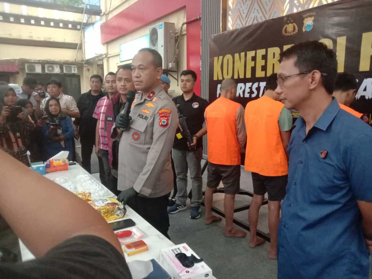 Narkoba -- Kapolrestabes Makassar saat memberikan keterangan pengungkapan jaringan pengedar narkoba internasional di lobbi
Mapolrestabes Makassar. 
