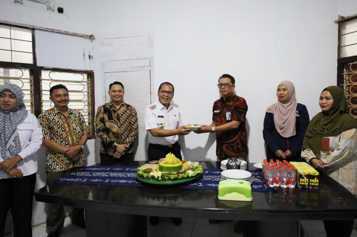 ist
BERKUNJUNG--Wali Kota Makassar Moh Ramdhan Pomanto secara khusus berkunjung ke Kantor Perwakilan Ombudsman Sulsel yang baru, Rabu (15/1).
