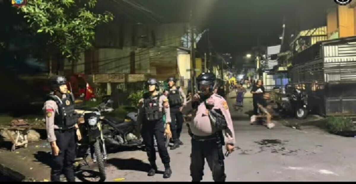 OPERASI -- Personel Samapta Polrestabes Makassar yang melaksanakan patroli di wilayah hukum Polrestabes Makassar. 
