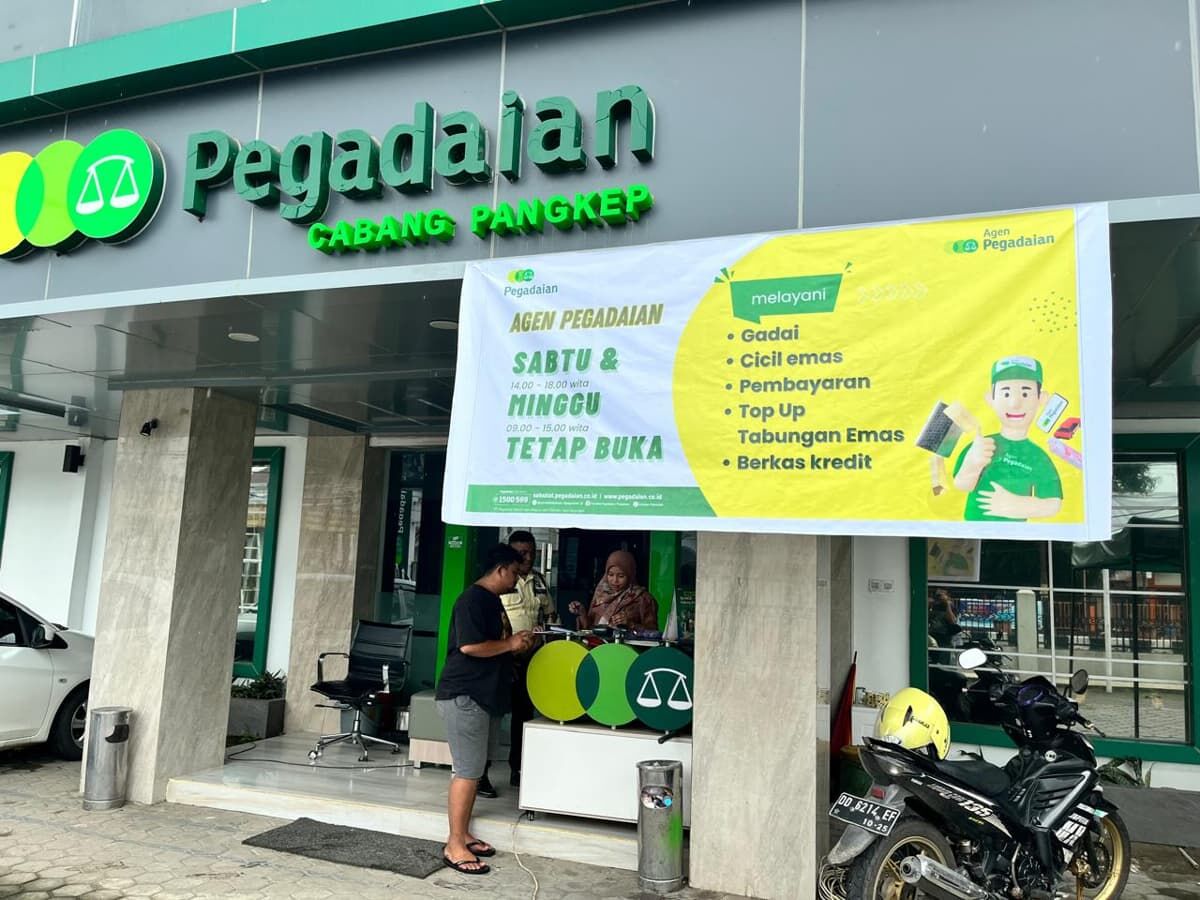 PELAYANAN -- Suasana pelayanan di kantor outlet Pegadaian Kabupaten Pangkep saat hari libur.
