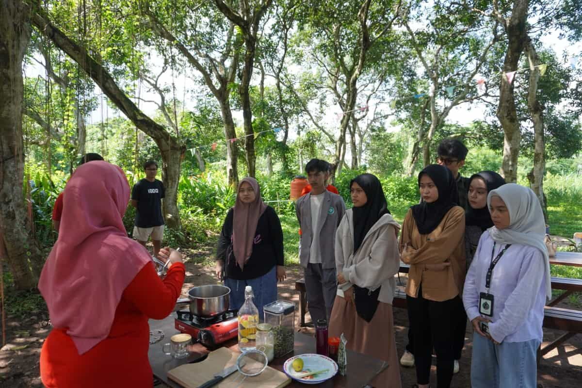 BISNIS -- Para mahasiswa Kalla Institute sedang mendengarkan penjelasan yang disampaikan salah seorang dosen pada mata kuliah bisnis berkelanjutan di kebun tetangga.
